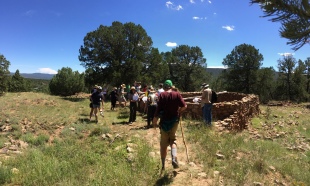 Arrowhead Pueblo hike - Park Ranger Susan describes the pueblo site